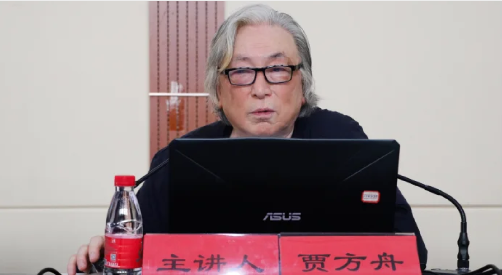 著名艺术批评家贾方舟先生应邀到我校作学术讲座