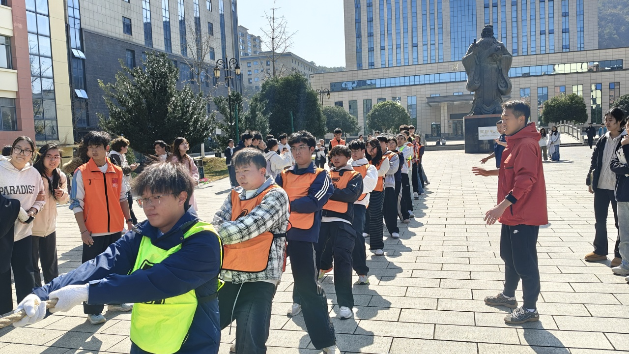 体育与艺术学院在贵阳人文科技学院拔河“超级联赛”竞赛中斩获佳绩