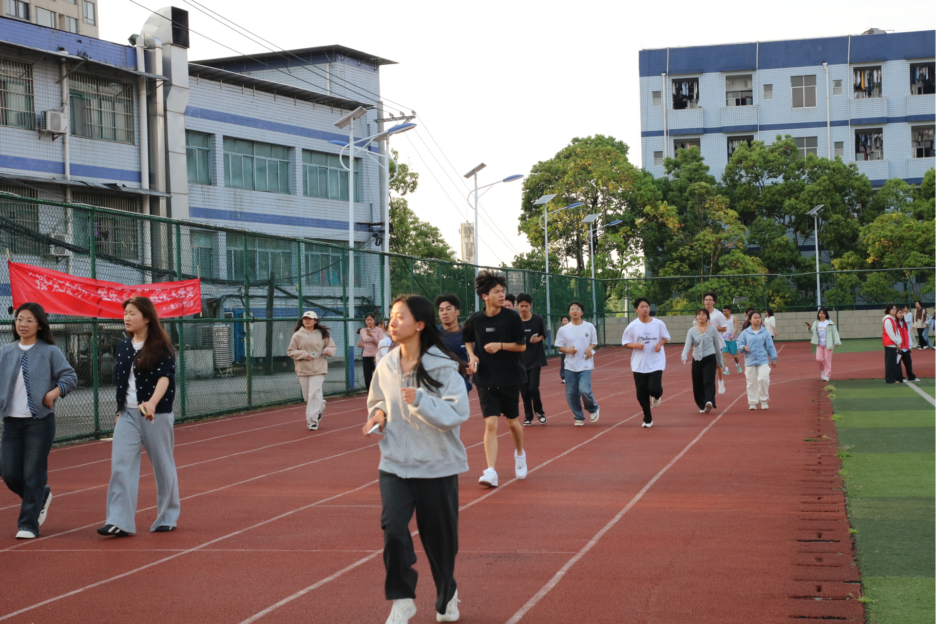 以跑筑梦 以行致远 ——体育与艺术学院校园跑活动圆满落幕