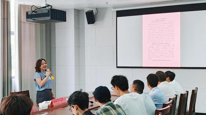 凝聚楼宇骨干力量 筑牢迎评工作根基 ——学校常务副校长黄玮与凌峰社区寝室长面对面交流