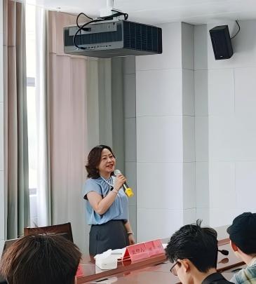 凝聚楼宇骨干力量 筑牢迎评工作根基 ——学校常务副校长黄玮与凌峰社区寝室长面对面交流
